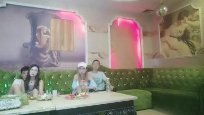 Đi chơi em phò nóng bỏng trong karaoke cực dâm